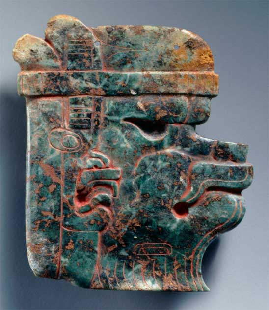 Formativo medio (c. 1000–500 a. C.) Colgante de jade olmeca con cinabrio en líneas incisas. Los mayas usaban cantidades prodigiosas de productos de cinabrio, una de las fuentes de envenenamiento por mercurio de los mayas. (Museos de Arte de la Universidad de Princeton)
