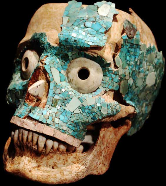 Máscara funeraria mixteca basada en un cráneo humano y decorada con mosaicos. (Dominio publico)