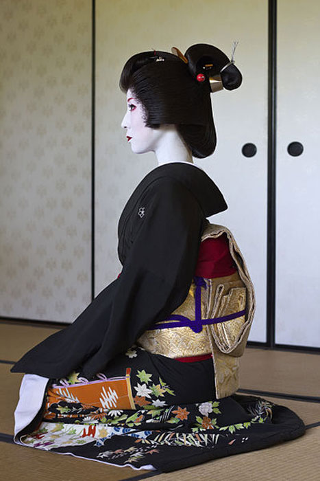 Profile of Miyagawa-chō geiko (geisha) Kimiha wearing a formal black kimono (kurotomesode) and a chū taka shimada-style nihongami wig. (Japanexperterna/CC BY-SA 3.0)