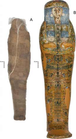 Individuo momificado y ataúd en la Colección Nicholson del Museo Chau Chak Wing, Universidad de Sydney. A. Individuo momificado, encerrado en una bolsa moderna para su conservación. B. Tapa del ataúd. (Sowada y otros, PLOS ONE/CC BY 4.0)