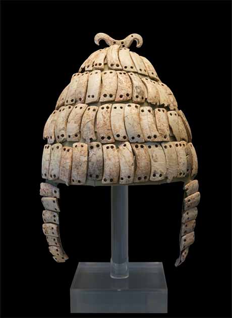 Casco de colmillo de jabalí micénico extraído de una tumba con cámara. Este tipo de casco se describe en la Ilíada de Homero. 14 - 13 aC. Actualmente se encuentra en el Museo Arqueológico Nacional de Atenas. (Dominio publico)
