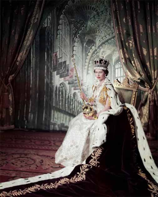 Retrato oficial de coronación de la reina Isabel II, madre y predecesora de Carlos III, cuya ceremonia de coronación tendrá lugar en junio de 2023. (Dominio público)