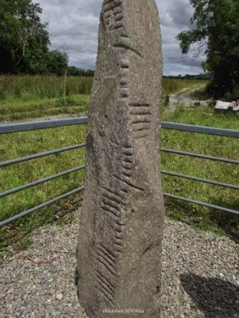 Ogham en Irlanda - Crédito: MegalithicMonumentsOfIreland (Autor proporcionado)