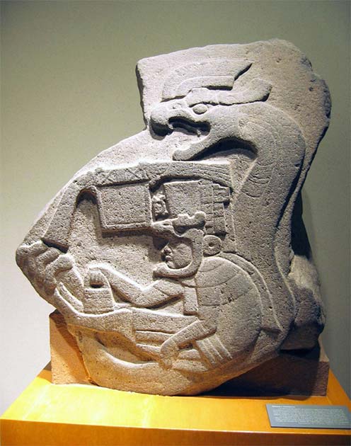 Olmec Monument 19, from La Venta, Tabasco, shows a man holding the handbag in his hand. (Xuan Che / CC BY 2.0)