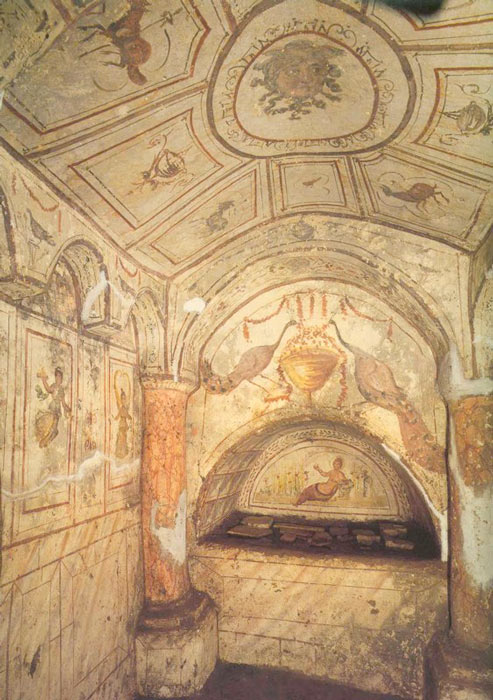 One of the ornately decorated 4th-century AD arcosolia in the hypogeum of Via Dino Compagni (Via Latina Catacomb) in Rome, almost next to the site where the terracotta dog statue was unearthed. The figure in the frescoes is Tellus, the Roman goddess of the earth, after whom this tomb is also named. (C. / Public domain)