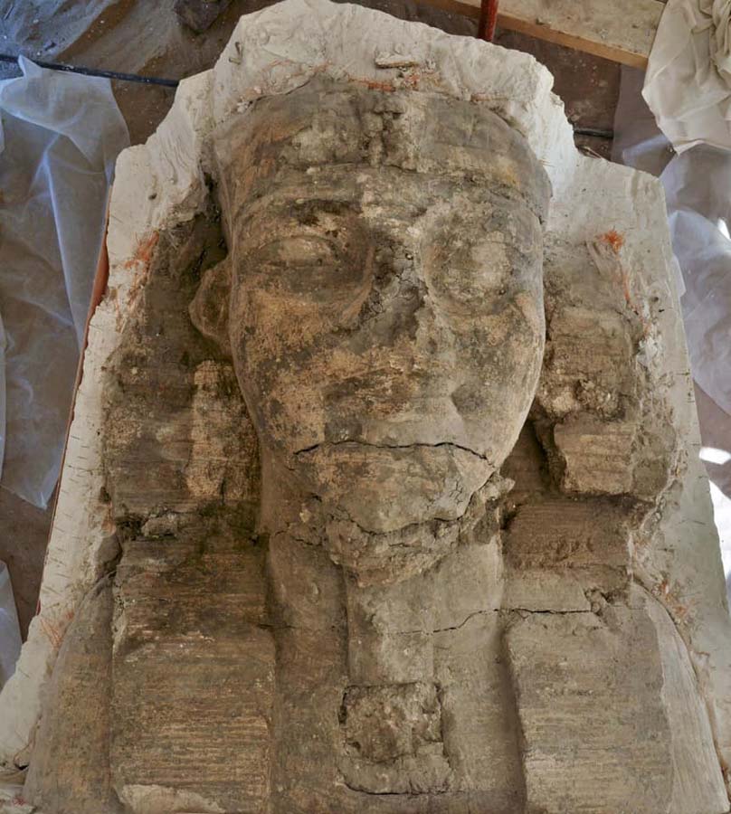 Una de las estatuas de piedra caliza de Amenhotep III como una esfinge descubierta en Luxor. (Ministerio de Turismo y Antigüedades)