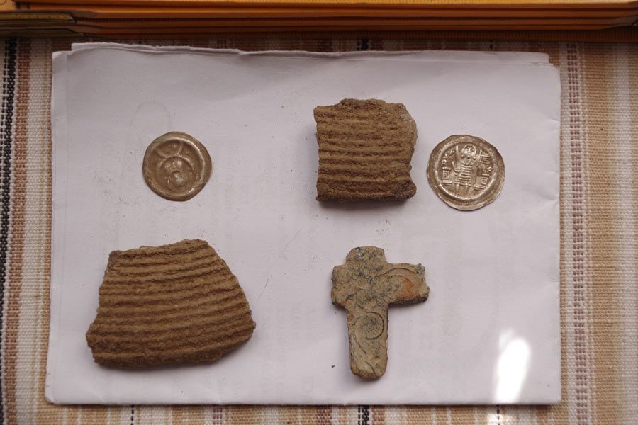 Parte de la vasija de terracota en la que se encontraron las raras monedas medievales y una cruz antigua. (Dolnośląski Wojewódzki Konserwator Zabytków)