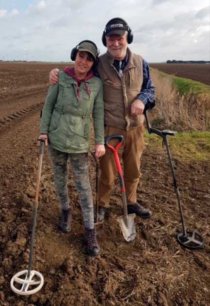 Paul Shepheard y su esposa Joanne se encontraron con la estatua mientras realizaban una detección de metales en Lincolnshire. (mediodía)