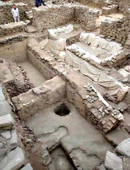 Peruvian Prehispanic structures in the archaeological complex of El Paraíso 