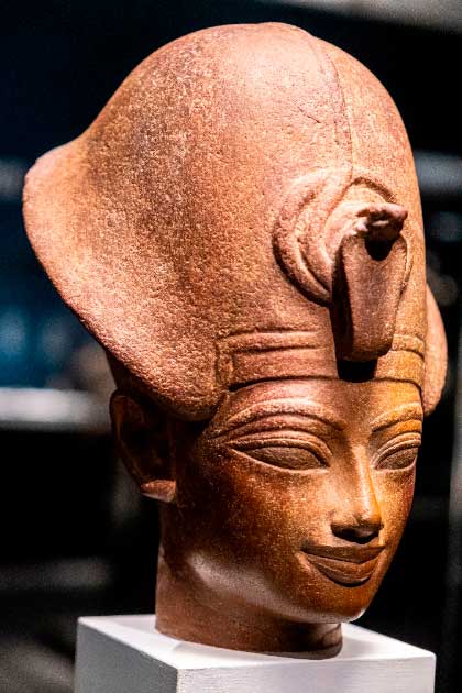 Head of Pharaoh Mentuhotep III, red quartzite (Tolo / Adobe Stock)