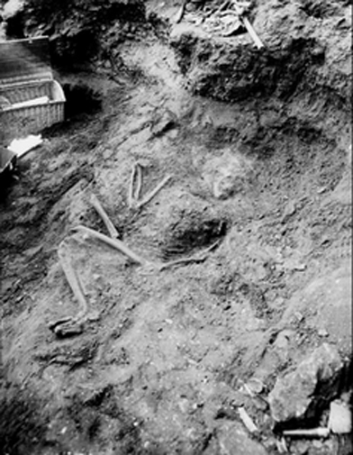 Photo of the discovery of La Ferrassie 1 in 1909. Collections M.N.P. Les Eyzies. (Author provided)