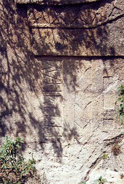 La fachada de un santuario frigio cerca de Afyon, Turquía, con una inscripción en escritura frigia. Cerca del monumento de Maltas se han encontrado otras inscripciones frigias que mencionan a su famoso rey: el rey Midas. (Klaus-Peter Simon / CC BY 3.0)