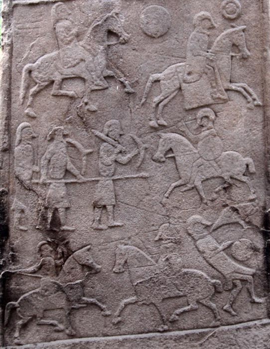 Piedra picta en el cementerio de la iglesia parroquial de Aberlemno, que representa una escena generalmente aceptada como la de la Batalla de Nechtansmere. (Dominio publico)