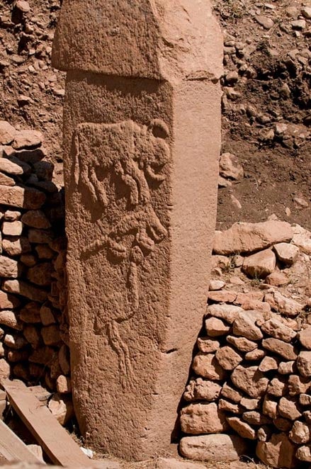 Pilastro 2 da Allegato A (Layer III) con bassorilievi di quello che si ritiene essere un toro, volpe, e la gru.  Gobekli Tepe, Urfa.