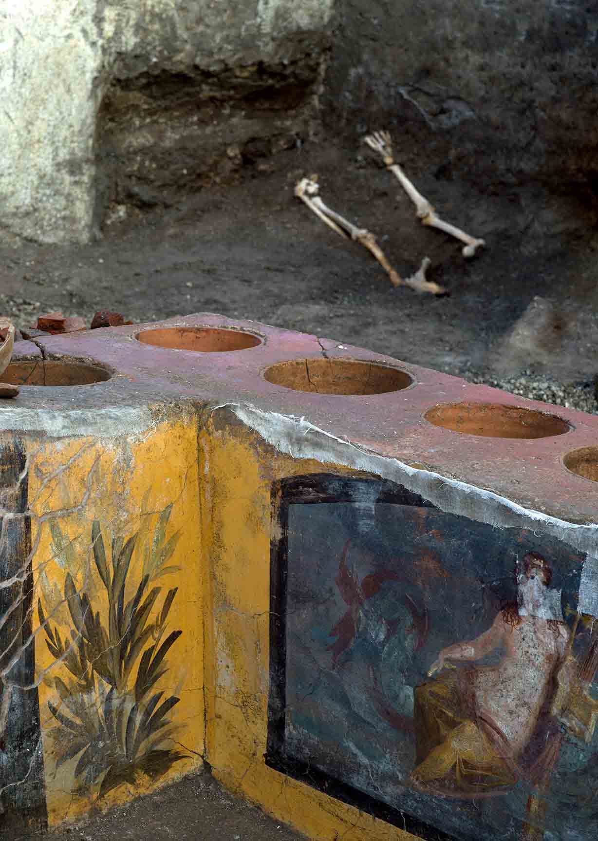 Los restos de uno de los individuos en la parte superior de esta imagen, que fue descubierto en una cama en la parte trasera de una habitación en el increíble puesto de comida de Pompeya encontrado en marzo de 2019 dC en el sitio Regio V. (Parque Arqueológico de Pompeya)