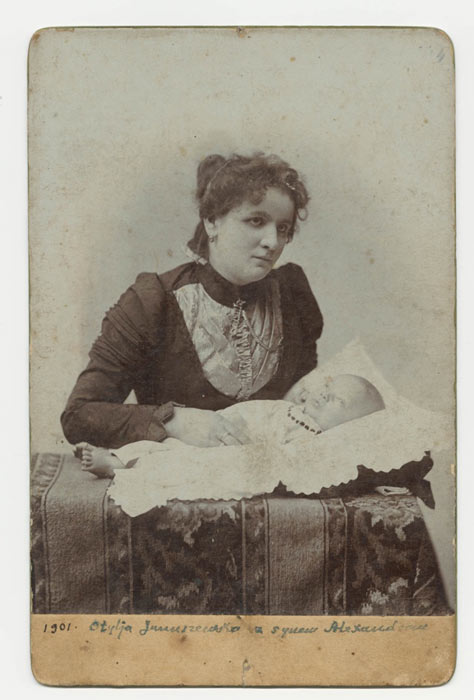 Post mortem portrait photograph of a child with its mother from 1901. (Public domain)