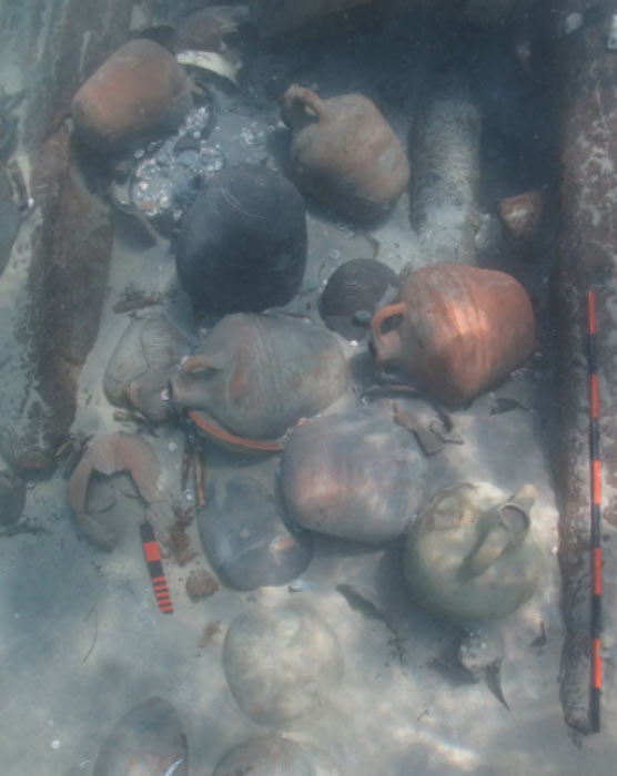 Pots of different origins found on the Ma'agan Michael B (Amir Yurman / University of Haifa)