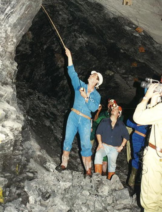 Professor Francois Gautier-Lafaye (University of Strasbourg) indicating the contact zone of natural nuclear reactor number 10 to a group of Swiss journalists at the Oklo uranium mine (Gabon) in 1997. (Dr. Matthias D. Knill/Swiss Journal of Geosciences)