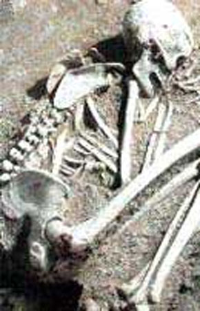 Queen Losha of Thulamela as she was found in her grave. She is wearing a slim bracelet of woven gold.  (Image: www.geocities.com)