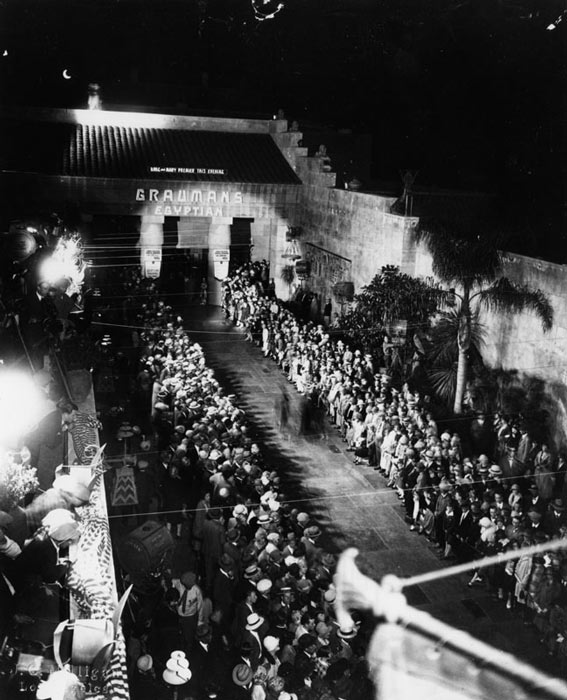 Red carpet for the premiere of Robin Hood at the Egyptian Theatre in California, 1922. (Public domain)