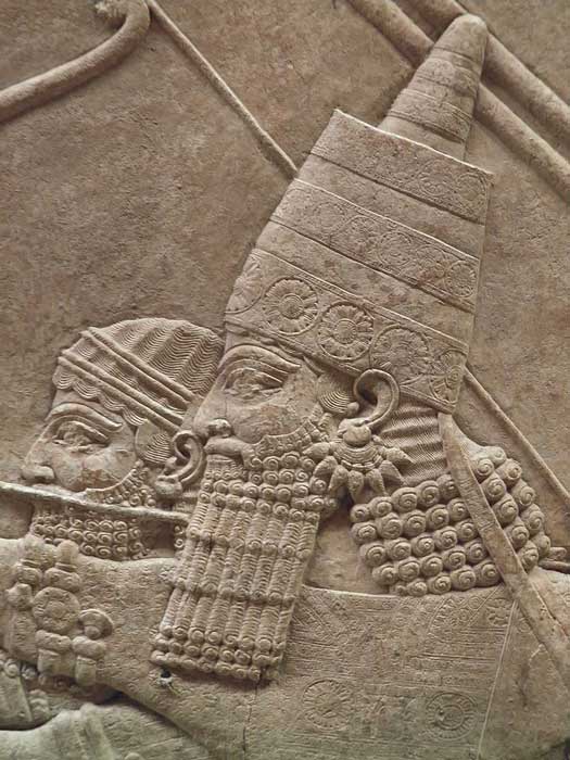 Relieve de Asurbanipal, que reinó como rey de Asiria entre el 669 y el 631 a. Nabonido imitó elementos de Asurbanipal y su dinastía, los sargónidas. Algunos historiadores creen que Nabónido era descendiente de Asurbanipal, o del padre de Asurbanipal, Esarhadón. (Carole Raddato / CC BY-SA 2.0)