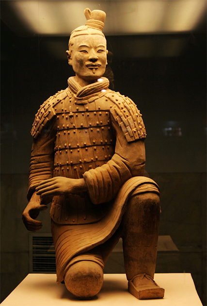 Representational image to explain the way in which individual scales were sewn together to create paper armor. In the image a Qin dynasty Terracotta Army soldier wearing armor. (Camphora / CC BY-SA 4.0)