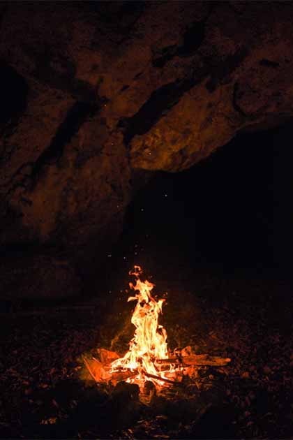 Imagen representativa de los fuegos controlados utilizados en el sistema de cuevas por Homo naledi. (Kozioł Kamila / Adobe Stock)
