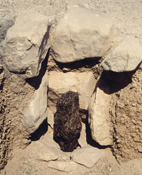 Este tronco de enebro encontrado en una tumba en Eilat, Israel, es el ídolo de Asherah más antiguo descubierto hasta ahora en el Cercano Oriente, con una antigüedad de 7.500 años. (Uzi Avner/Researchgate)