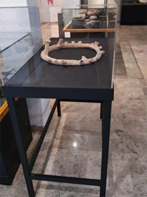 El raro candelabro romano, restaurado por la maestra de arte local Eva Maria Mendiola, se exhibe en el Museo Elda en Alicante, España. (Museo Arqueológico Municipal de Elda)