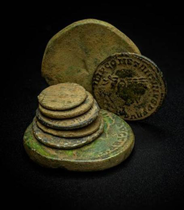Se han encontrado numerosas monedas romanas esparcidas por el enorme sitio de excavación de Blackgrounds. (HS2)