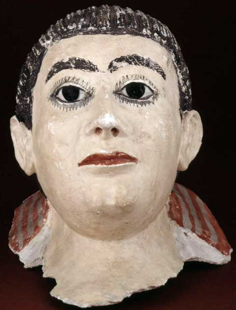 Máscara de momia de yeso, 100-120 d. C., época romana, Egipto (Fideicomisarios del Museo Británico / CC by SA 4.0)