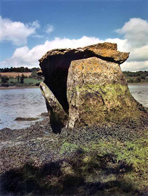 Un primer plano del dolmen de Rostellan, Carraig á Mhaistin, que recientemente se identificó como una tumba intermareal neolítica. (Howard Goldbaum/CC POR NC 4.0)