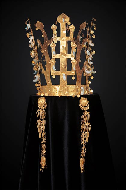 Royal Crown of Silla from Seobongchong Tomb. (Ismoon (talk) 19:42, 30 January 2018 (UTC) (File:서봉총 금관 금제드리개.jpg: cropped and darkened background with Photoshop) / CC BY-SA 4.0)