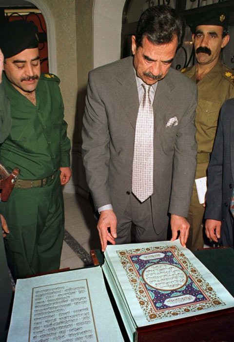 Saddam recibe una copia del Corán en 2000, en Bagdad. (Correo diario)