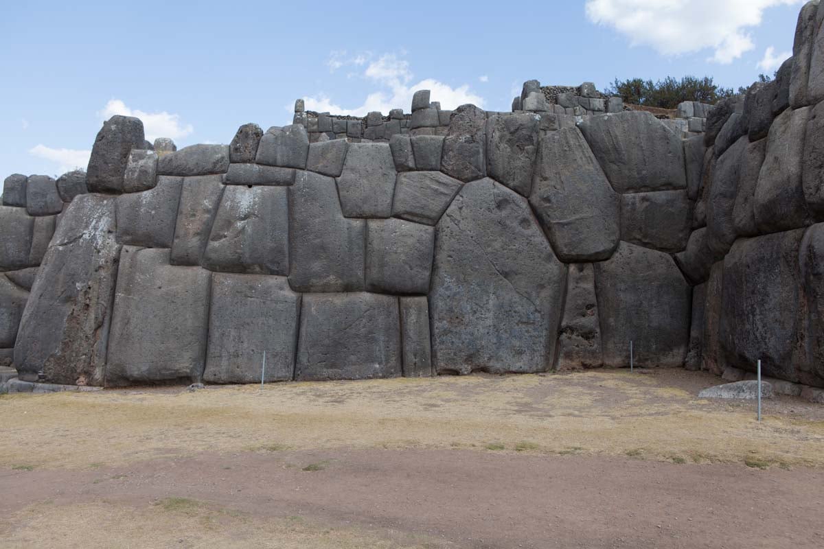 Stone placing. Саксайуаман панорама мегалиты. Каменный гигант. Камень техника. Саксайуаман макет.