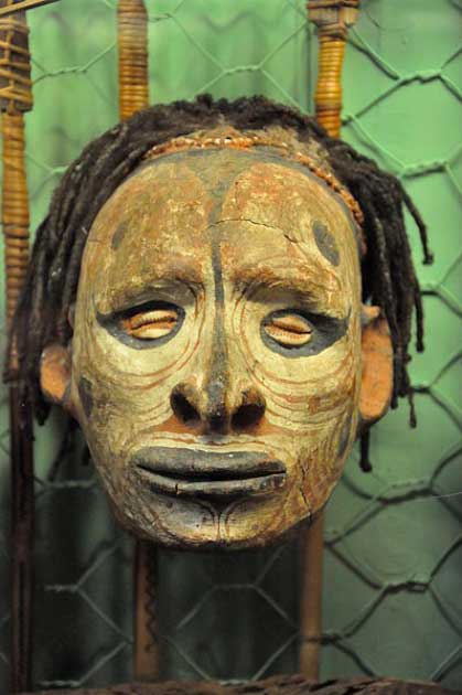 Cráneo humano decorado, río Sepik, Nueva Guinea. (Zanitycomau/CC por SA 3.0)