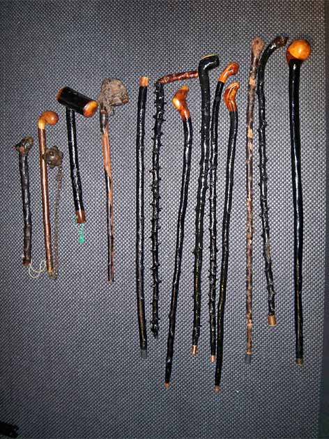 Shillelaghs came in assorted lengths and styles, but they all packed a serious punch during bataireacht (Samuraiantiqueworld / CC BY SA 3.0)