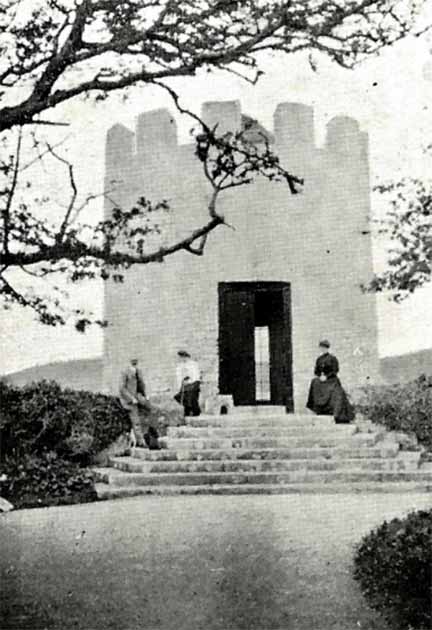 La locura de la Torre Siddons, ahora en ruinas, se encuentra cerca del dolmen de Carraig á Mhaistin, lo que contribuye a la identificación errónea del túmulo. (Dominio publico)
