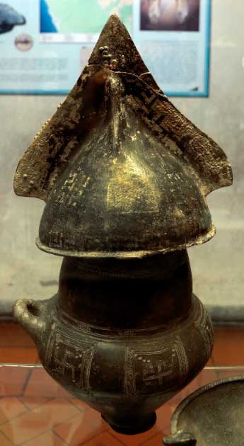 Similarities between cremation practices and weaponry have been used to support the theory of an Etruscan origin in the Alps. Etruscan biconical cinerary urn with crest-shaped helmet lid, 9th–8th century BC (Sailko / CC BY 3.0)