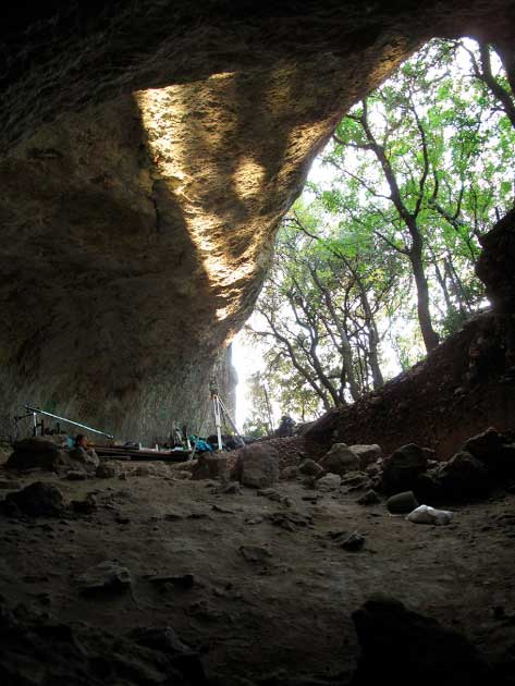 Algunos arqueólogos creen que el refugio Grotte Mandrin contiene la evidencia más antigua conocida de Homo sapiens en Europa. (Ludovic Slimak/Naturaleza)
