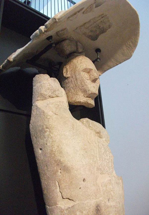 Algunos de los gigantes de Mont'e Prama tenían escudos de piedra curvos sobre sus cabezas y esto también era cierto para los dos gigantes descubiertos recientemente. (DedaloNur / CC BY-SA 3.0)