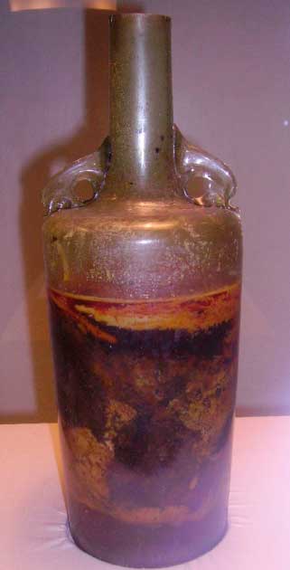 The Speyer wine bottle and its contents (Immanuel Giel / CC by SA 3.0)