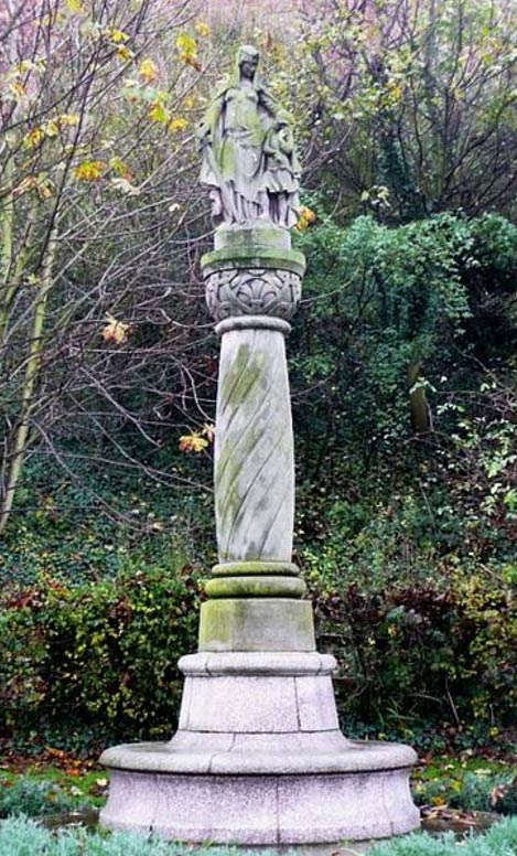Estatua en Tamworth de Æthelflæd con su sobrino Æthelstan, erigida en 1913 para conmemorar el milenio de su fortificación de la ciudad.