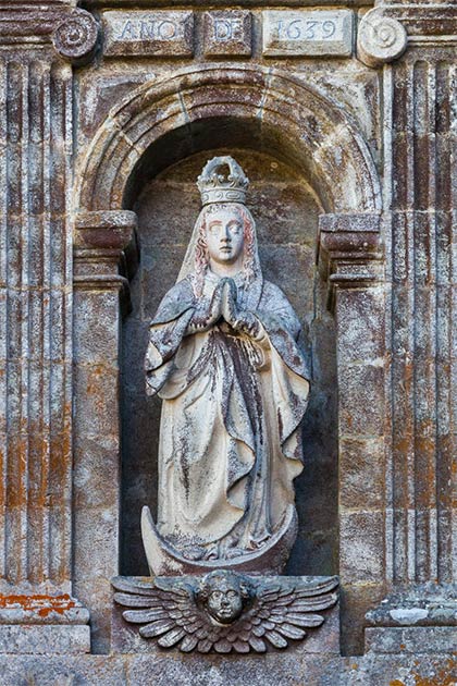 Example of a statue of Saint Mary. Monastery of Santa María de Oseira, San Cristovo de Cea, Galicia (Spain). (Luis miguel Bugallo Sánchez (Lmbuga)/CC BY SA 4.0)
