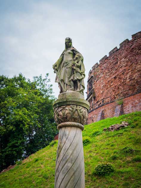 Statue of Queen Aethelflaed with her nephew Aethelstan, who went on to become King of the English, at Tamworth Castle in Staffordshire, England. (Wirestock / Adobe Stock)