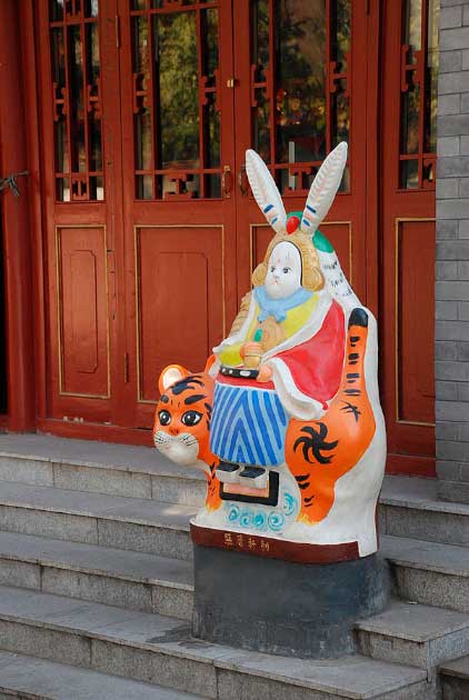 Statue of the Rabbit God, Tu'erye, in Beijing. (Public domain)