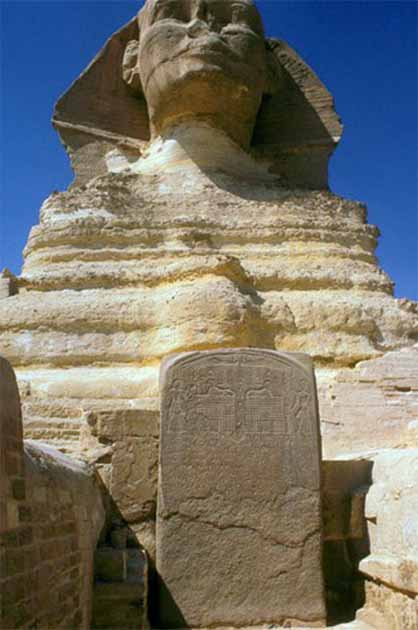 La Estela del Sueño de Thutmosis IV se encuentra entre las patas delanteras de la Esfinge en Giza, Egipto, y el sueño en la estela predijo una gran fortuna para quien lo soñó.  (Lucas / CC BY-NC-SA 2.0)