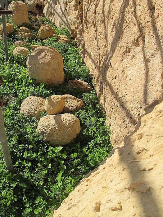 Stone spheres found at Ġgantija.