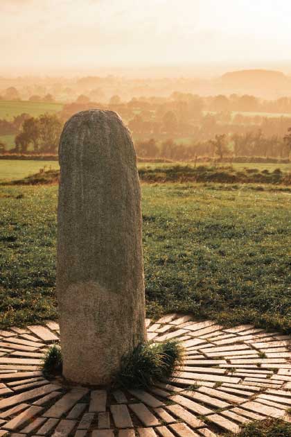 La Piedra del Destino de 5.000 años de antigüedad en la colina de Tara en el condado de Meath, Irlanda. (Kyle Túnez/Adobe Stock)