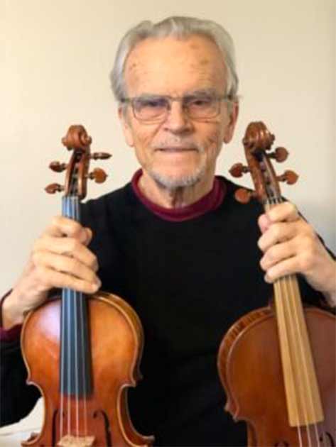 Joseph Nagyvary, profesor de la Universidad Texas A&M, sostiene un violín (izquierda) y una viola (derecha) con diapasones de madera de álamo. Fue el primer investigador en sugerir que los productos químicos utilizados para tratar los violines Stradivarius también crearon su salida de sonido única. (Joseph Nagyvary/Texas A&M hoy)